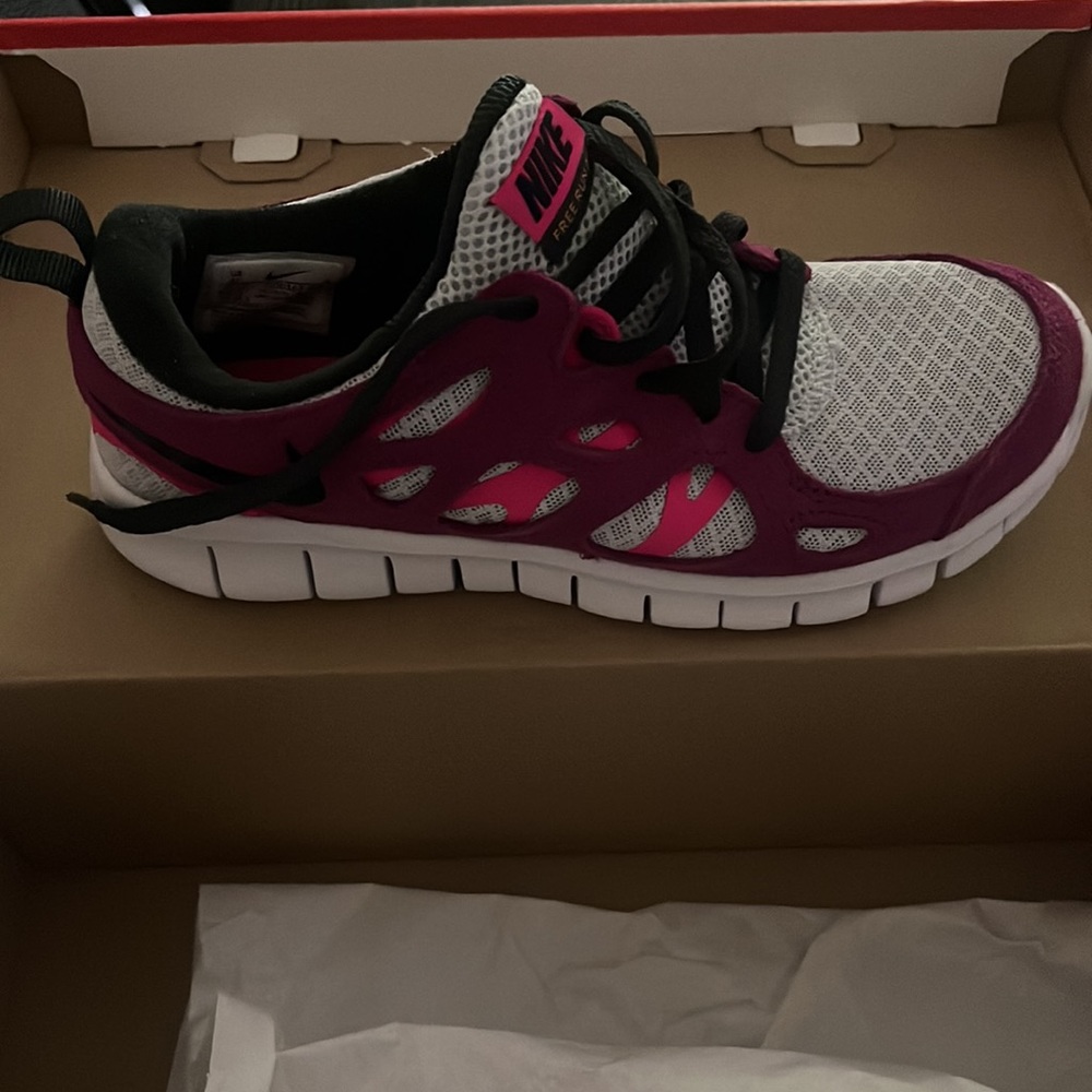 New Nike free run 2 YOUTH  SIZE 4Y